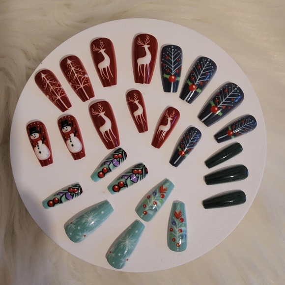 New 24pc false Christmas nails - Picture 1 of 1